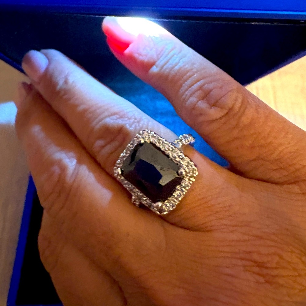 Sophisticated Silver Ring with Black Gemstone